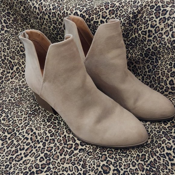 SO Shoes - 2558 Size 8.5 Wide So Tan Booties